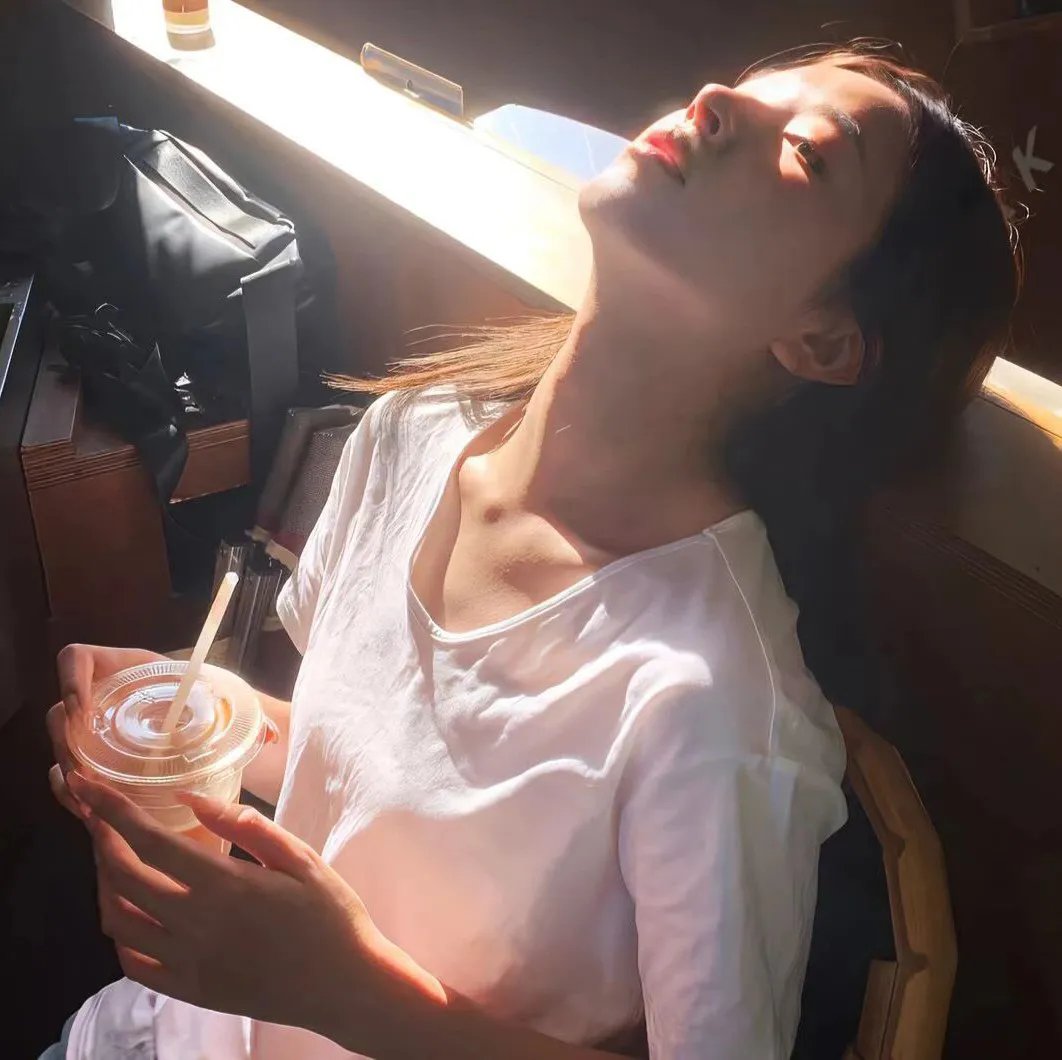 我就吃个瓜，捡走穿越者系统